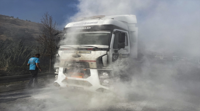 Ankara Büyükşehir Belediyesinin iş makinesi taşıma tırı yandı