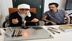 Anne oğul, usta çırak ilişkisiyle cama şekil veriyor