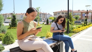 Çubuk'ta şarjlı banklar ilgi görüyor