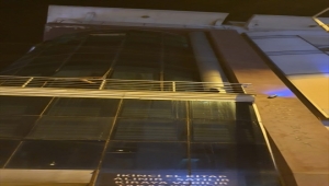 Eskişehir'de bir evin balkonunda mahsur kalan kedi kurtarıldı