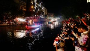 Eskişehir'de Porsuk Çayı'nda botlarla fener alayı düzenlendi