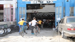 Güreşe başlayan çocukların bisikletlerini ücretsiz onarıyor