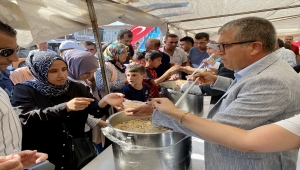 İYİ Parti, Kırşehir'de vatandaşlara aşure dağıttı