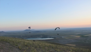 Karapınar'da paraşütçüler gün batımında güzel görüntüler oluşturdu