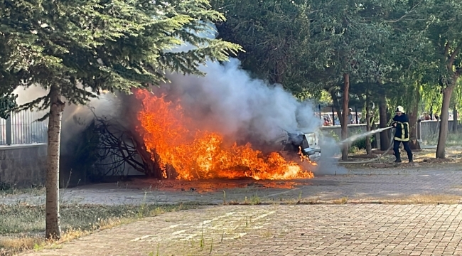 Kayseri'de okulun bahçesindeki otomobil yandı