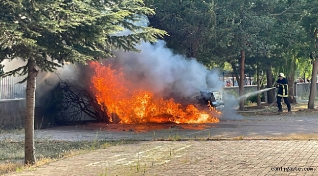 Kayseri'de park halindeki otomobil alev aldı