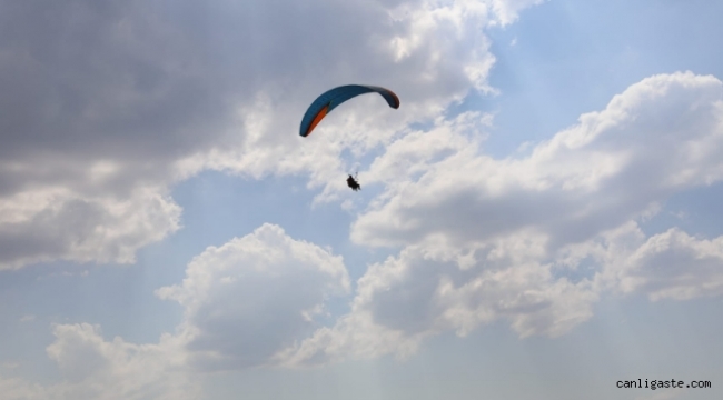 Kayseri Valisi Çiçek, yamaç paraşütüyle atlayış yaptı