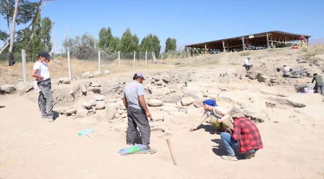 Kınık Höyük'te Demir Çağı'na ait yerleşim alanları ve renkli çömlekler bulundu