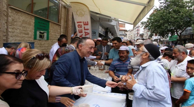 Kırıkkale Belediyesince vatandaşlara aşure ikram edildi
