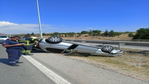 Kırıkkale'de devrilen otomobildeki 3 kişi yaralandı
