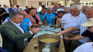 Kırşehir Ahi Evran Külliyesi'nde bin kişilik aşure dağıtıldı