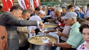 Kırşehir'de vatandaşlara aşure dağıtıldı