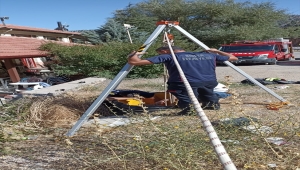 Konya'da kuyuya düşen kedi boya kutusu yardımıyla kurtarıldı