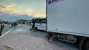 Konya'da tır ile servis otobüsünün çarpışması sonucu 1 kişi öldü, 25 kişi yaralandı