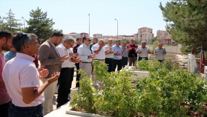 Şehit aileleri dernek başkanları Bedirhan bebek ve annesinin mezarını ziyaret etti