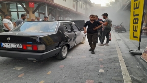 Seyir halindeki otomobilin motoru alev aldı