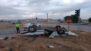 Sivas'ta devrilen otomobildeki 2 kişi yaralandı 