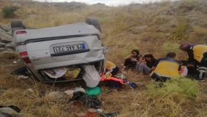 Sivas'ta devrilen otomobildeki 5 kişi yaralandı