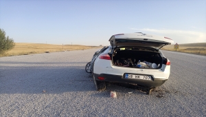 Sivas'ta devrilen otomobildeki polis memuru yaralandı