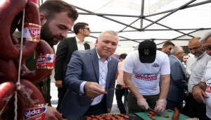 Sivas'ta "Gardaşlık Festivali"nde 58 metrelik sucuk yapıldı