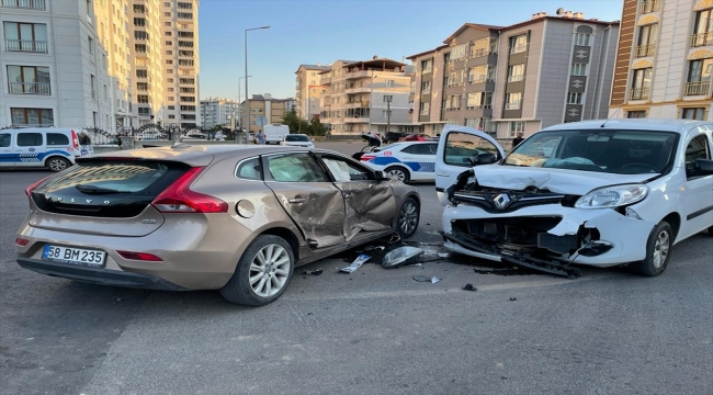 Sivas'ta hafif ticari araç ile otomobilin çarpıştığı kazada 6 kişi yaralandı 