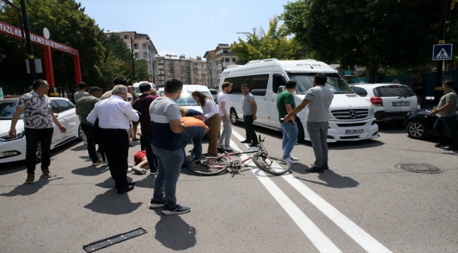 Sivas'ta hafif ticari aracın çarptığı bisikletli çocuk yaralandı