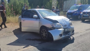 Sivas'ta iki otomobilin çarpıştığı kazada 13 kişi yaralandı 