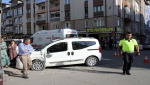 Sivas'ta kamyonet ile hafif ticari aracın çarpıştığı kazada 4 kişi yaralandı 