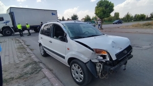 Sivas'ta otomobil ile kamyonun çarpıştığı kazada 2 kişi yaralandı 