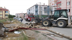 Sivas'ta şiddetli rüzgar çatı uçurdu 
