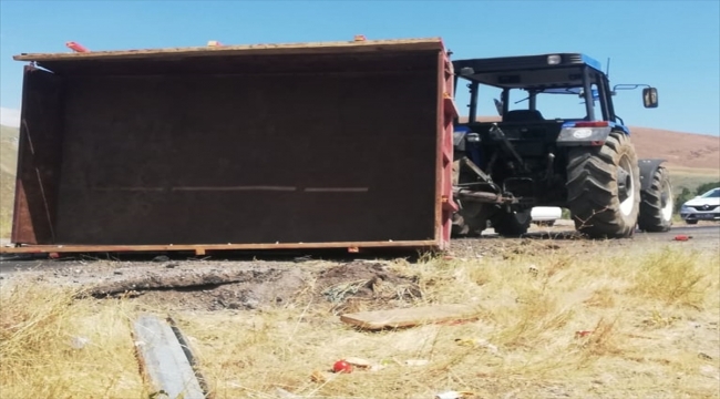 Sivas'ta traktör römorkunun devrildiği kazada 23 kişi yaralandı