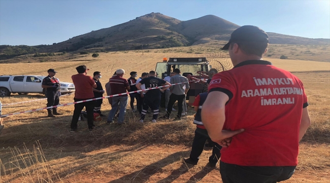 Sivas'ta traktörle tarım aletinin arasında sıkışan kişi öldü