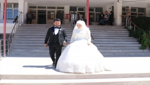 Yozgat'ta öğretmen adayı mülakata gelinliğiyle katıldı