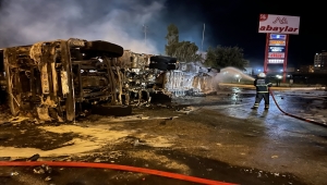 Aksaray'da devrildikten sonra alev alan tırın sürücüsü yaralandı