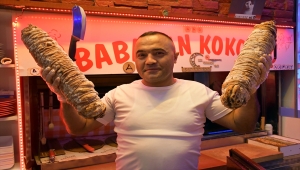 Ayakkabı boyacılığında öğrendiği ritimle müşterilerine kokoreç hazırlıyor