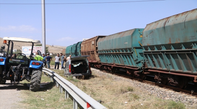 Çankırı'da yük treni hafif ticari araca çarptı