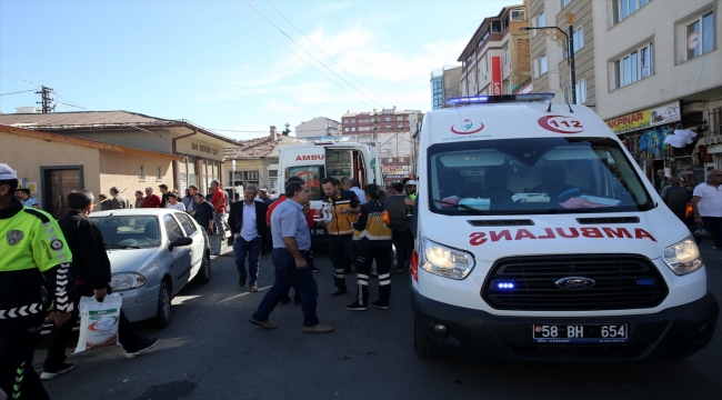 GÜNCELLEME - Sivas'ta halk otobüsünün park halindeki araçlara çarptığı kazada 7 kişi yaralandı