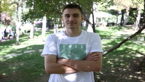 Hayata koruyucu ailenin yanında hazırlanan genç ekonomist olma yolunda 