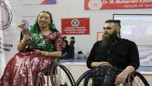 Hayatın zorluklarıyla "dans" ediyor