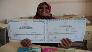 Hayatını 52 yaşında okuma yazma öğrenerek kolaylaştırdı