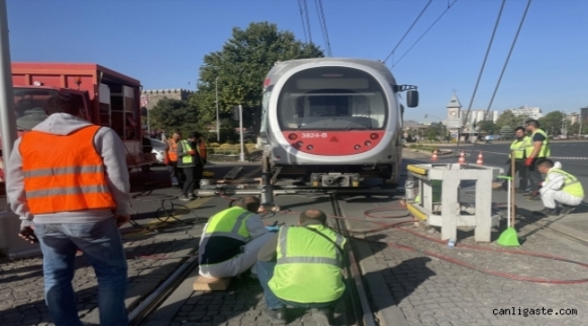 Kayseri Cumhuriyet Meydanı'nda halk otobüsüyle tramvay çarpıştı