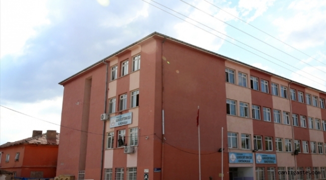 Kayseri'de bir okula kurşun isabet etti