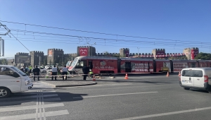 Kayseri'de halk otobüsüyle çarpışan tramvay raydan çıktı