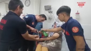 Kayseri'de parmağının sıkıştığı mutfak aracıyla hastaneye gelen kadına müdahale edildi