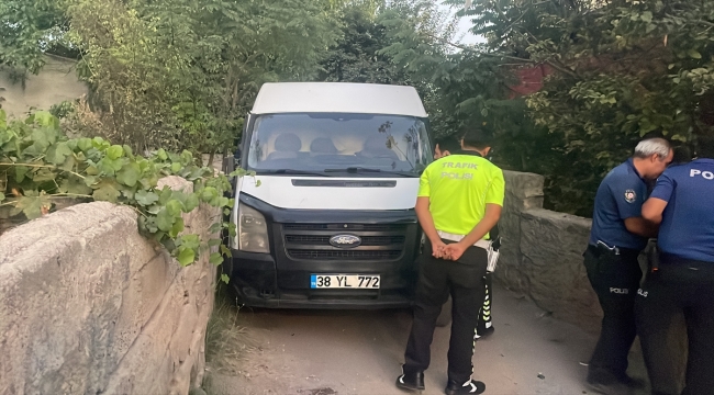 Kayseri'de polisten kaçarken 5 araca çarpan, 1 çocuğu yaralayan kişi yakalandı