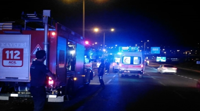 Kayseri'de yolcu otobüsü ile çarpışan otomobildeki 5 kişi yaralandı