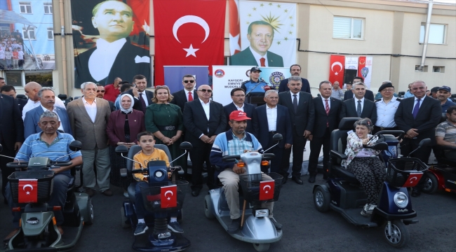 Kayseri polisinden 80 engelliye akülü araç desteği