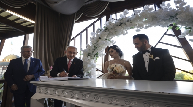 Kılıçdaroğlu partisinin fotoğrafçısı Kaya'nın nikahına katıldı