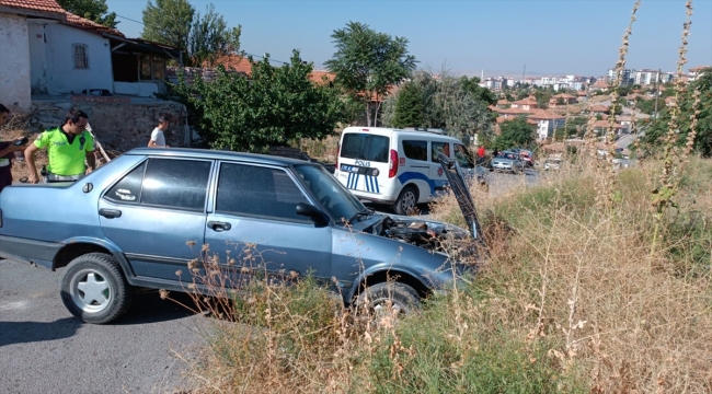 Kırıkkale'de ambulansla otomobil çarpıştı, 3'ü sağlık çalışanı 4 kişi yaralandı