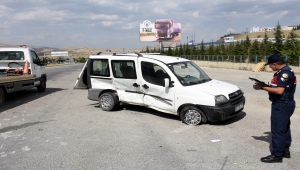 Kırıkkale'de otomobil ve hafif ticari aracın çarpıştığı kazada 9 kişi yaralandı